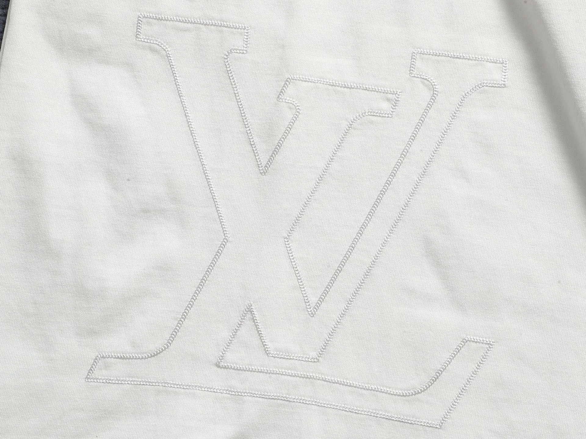 🅿️220 Louis Vuitton/Louis Vuitton The large logo is exquisitely upgraded, inspired by the retro embroidery of the 1980s. The original fabric is the same as the official short-sleeved T-shirt 320 grams. The fabric is dyed in the same vat. It feels very comfortable. The latest brick cabinet synchronization for spring and summer. Fashionable and personalized. Super versatile and good-looking. Very suitable for both men and women. A must-have for everyone. Hang tag. Collar label. Washed wheat. Three labels are complete. Color: black white. Size: S M L XL